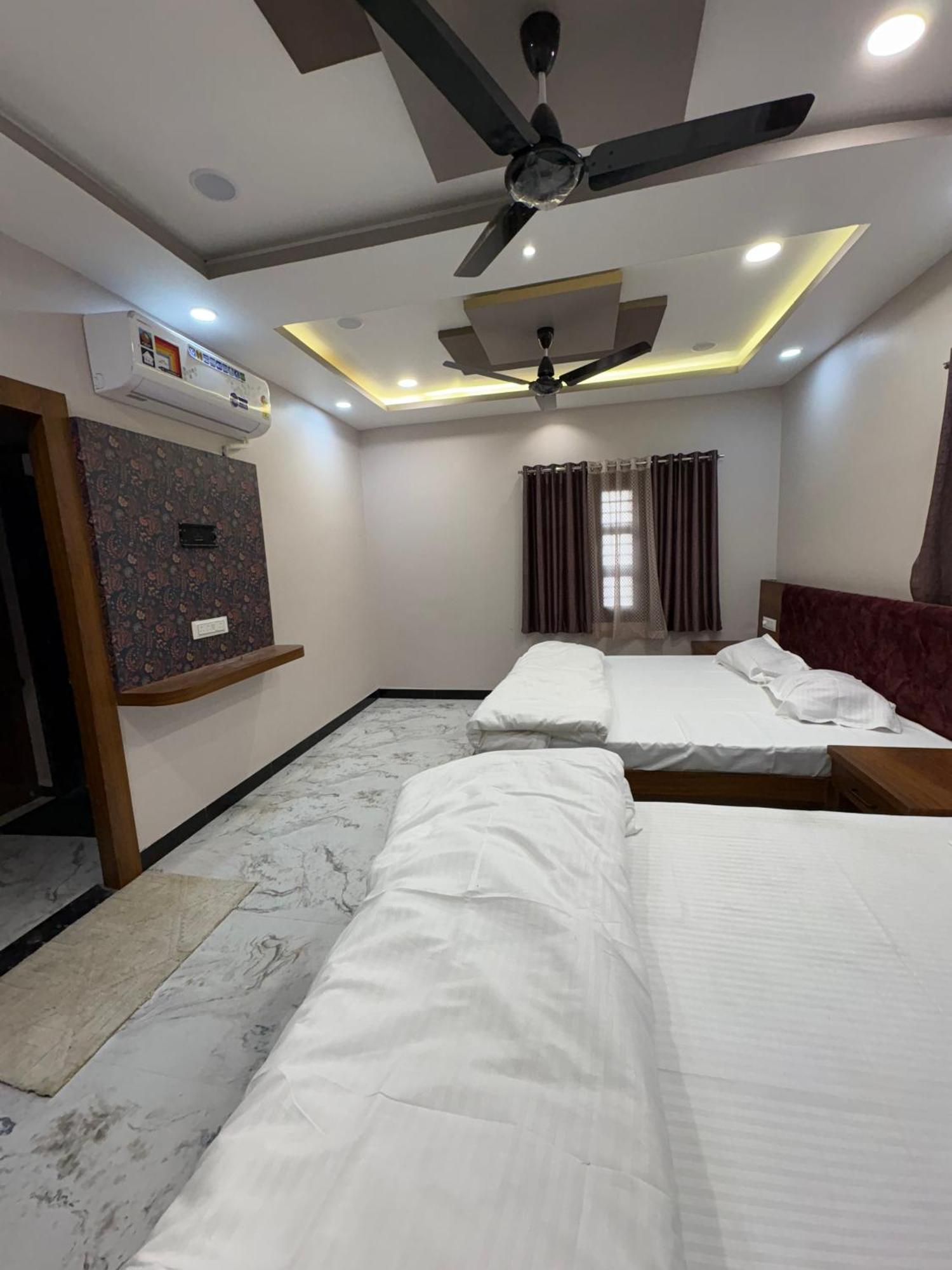Shree Trilokeshwar Guest House Удджайн Экстерьер фото